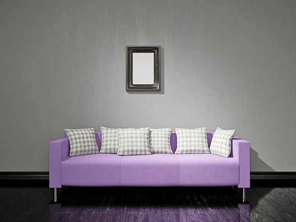 Violettes Sofa in der Nähe der Wand — Stockfoto