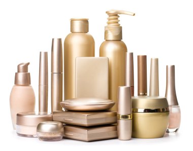 Beyaz bir arka plan üzerinde izole göz alıcı kozmetik