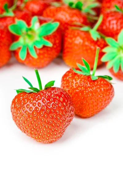 Fresas frescas y sabrosas aisladas sobre fondo blanco — Foto de Stock