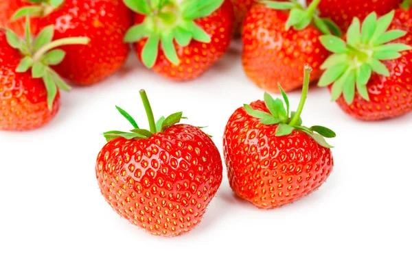 Fresas frescas y sabrosas aisladas sobre fondo blanco — Foto de Stock