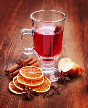 koyu renkli ahşap tablo mulled şarap
