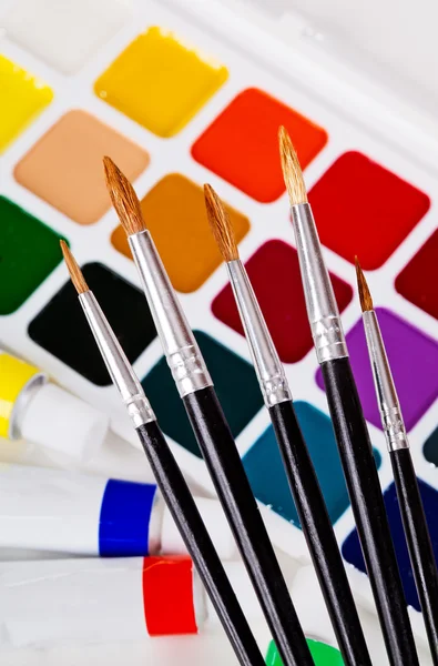 Een set van borstels op de achtergrond van acryl en aquarel — Stockfoto