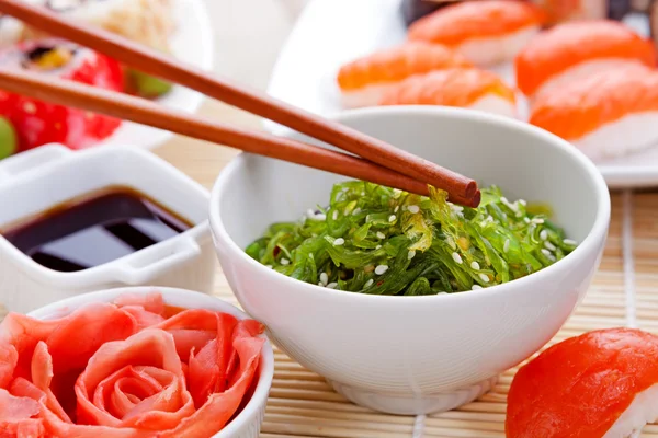 Kuchnia japońska - sałatka z wodorostów chuka — Zdjęcie stockowe