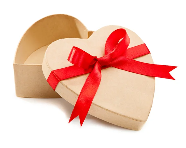 Regalo, una scatola di cartone aperta in un cuore con nastri rossi — Foto Stock