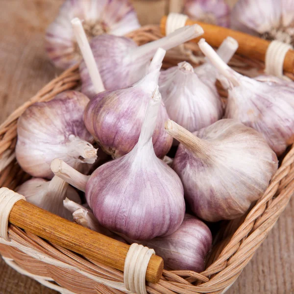 Garlic in the basket on the table — Stock Photo, Image
