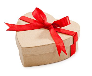 yuvarlak bir yay ile karton kutu kalp şeklindeki kırmızı kurdele ile bağlanmış