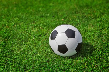 Yeşil çimenlerin üzerinde yeni futbol topu
