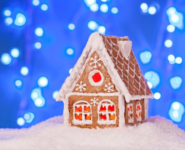 Zencefilli ev güzel bir yeni yıl backgr ile karda