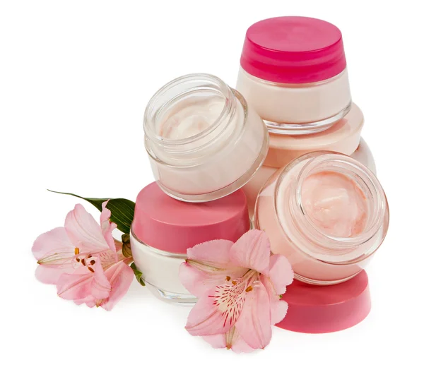 Crema cosmética para maquillaje y flores frescas aisladas en blanco b — Foto de Stock