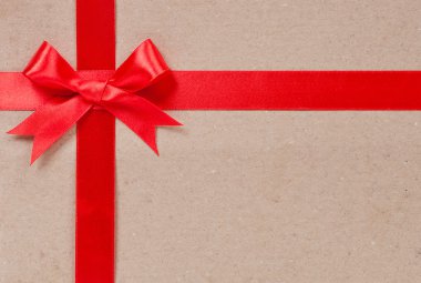 Hediyelik konsepti - kırmızı yay ve karton üzerine şerit