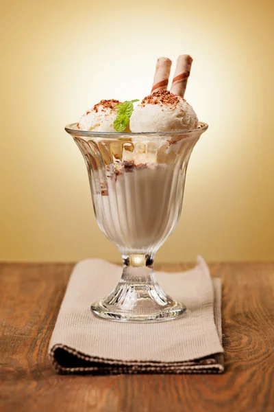 Masadaki bardakta dondurma var.