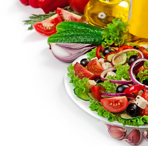 Griechische Küche - frischer Gemüsesalat isoliert auf weißem Hintergrund — Stockfoto