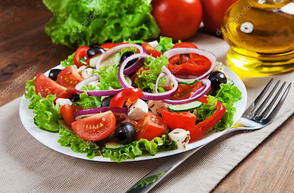 The Greek and Italian food fresh vegetable salad on the table — Stock