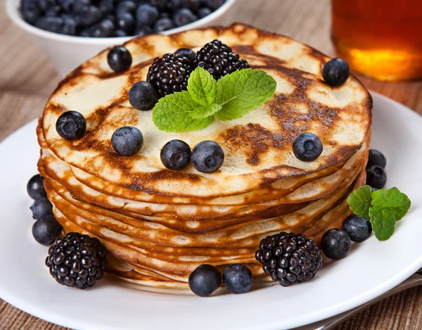 Delicious pancakes with blackberries and mint leaves — Stock Photo, Image