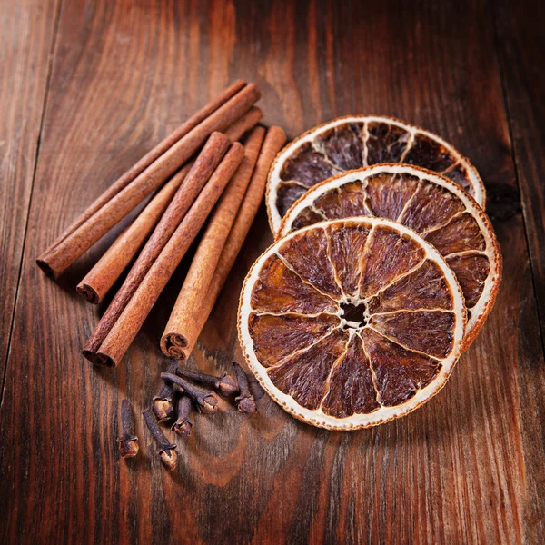 Christmas decoration - dried orange, cinnamon sticks, cloves on — Stock Photo, Image