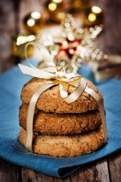 Biscotti e decorazioni natalizie in tavola — Foto Stock