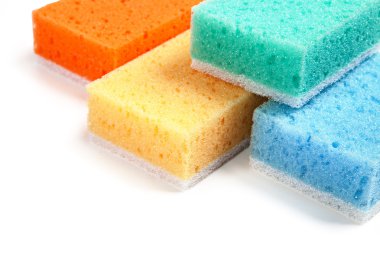 izole bir tablo üzerinde beyaz bir arka plan üzerinde renkli süngerler