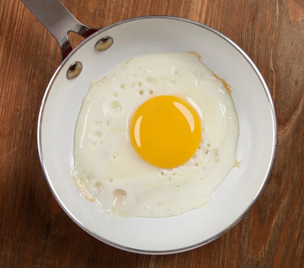 Sült tojást a serpenyőben, az asztalon — Stock Fotó