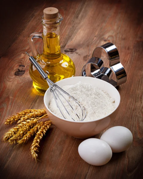 Farinha e ingredientes de cozimento na mesa — Fotografia de Stock