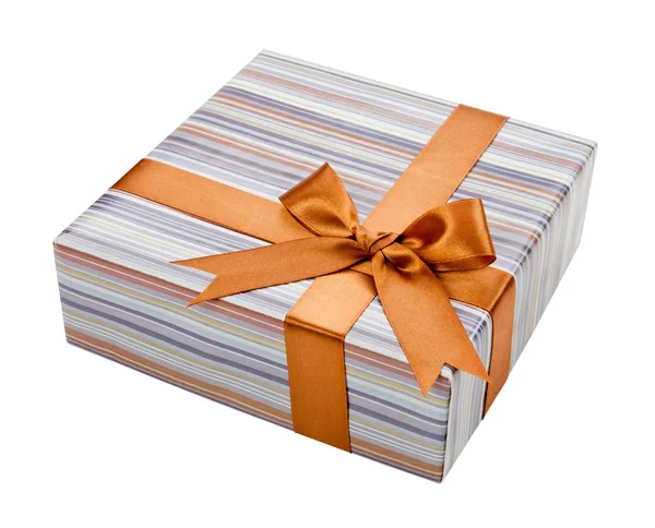 Egy ajándék doboz kötve szalaggal elszigetelt fehér background — Stock Fotó