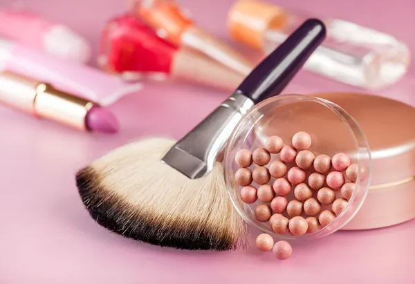 Poeder en borstel voor make-up op de tafel — Stockfoto