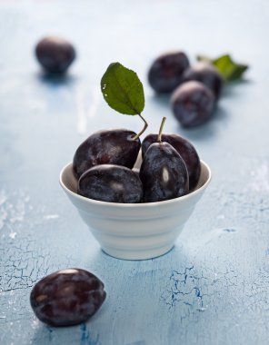 Tahta bir masada olgun erikler.