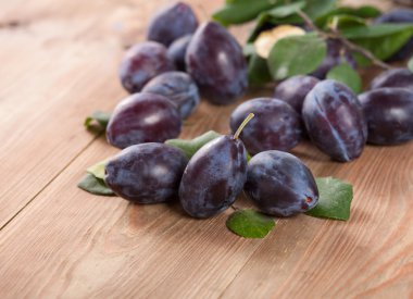 Tahta bir masada olgun erikler