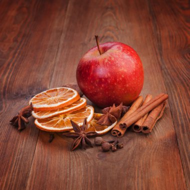 Noel süslemeleri. kurutulmuş portakal, tarçın, yıldız anason