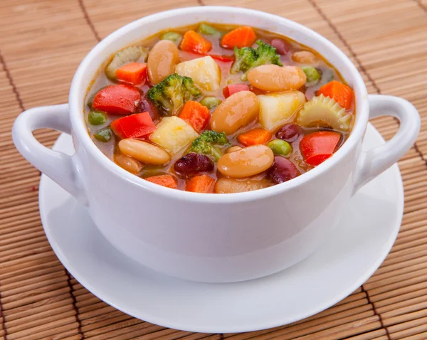 Deliciosa sopa vegetariana de dieta sobre la mesa — Foto de Stock
