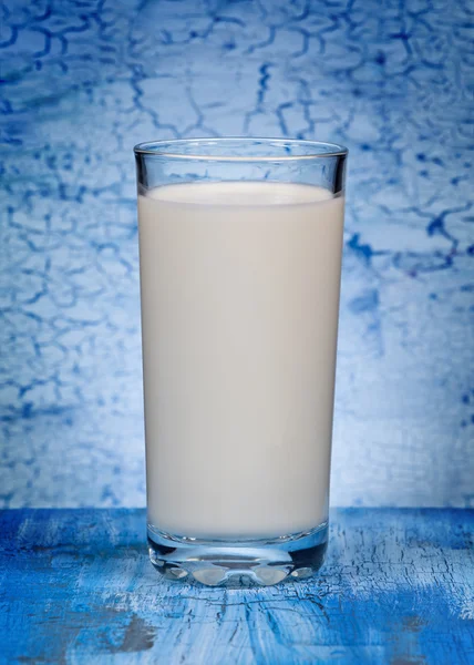 Milch auf dem alten Brett — Stockfoto