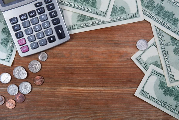 Kalkulačka a peníze na stole — Stock fotografie