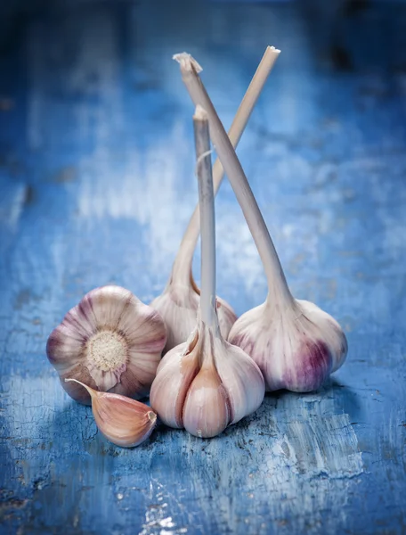 Garlic on the old board — Stock Photo, Image