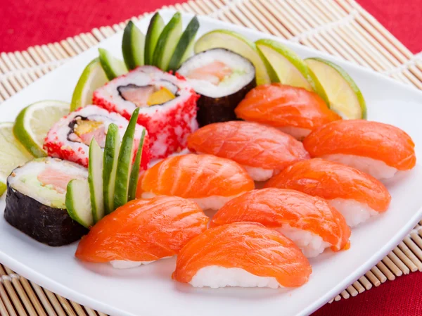 Frisches köstliches Sushi auf einem Teller — Stockfoto