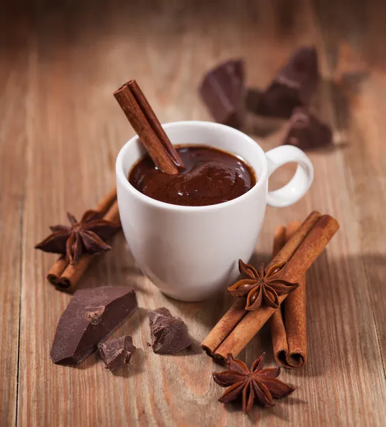 Warme chocolade, chocolade chips, kaneel en steranijs Rechtenvrije Stockfoto's