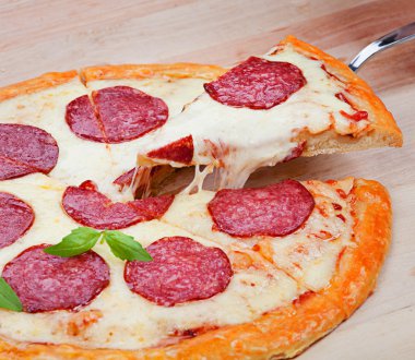 taze lezzetli biberli pizza ahşap üzerine dilimlenmiş