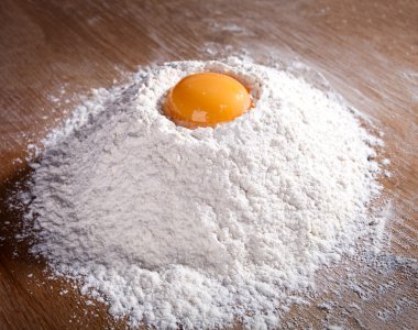 un ve yumurta bir ahşap tahta üzerinde