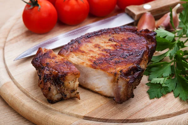 구운 고기와 향신료 보드에 거짓말 — 스톡 사진