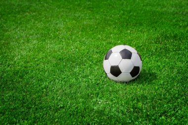 Yeşil çimenlerin üzerinde yeni futbol topu. boşaltmak
