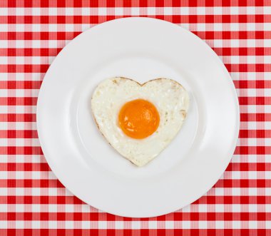 kalp şekilli yumurta tablosundaki bir tabakta servis
