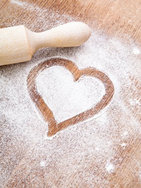 ahşap masa üzerine un göbeğinde