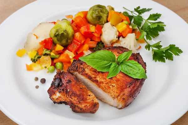 Grilled meat on a plate with vegetables — Stock Photo, Image