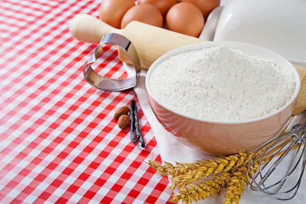 Mąki i składniki do pieczenia w czerwony obrus kratkę — Zdjęcie stockowe