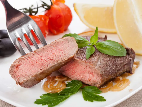 흰색 접시에 구운된 고기 — 스톡 사진