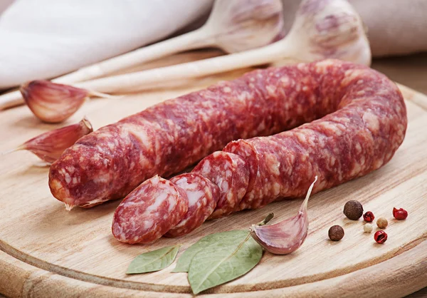 Épices à la saucisse et ail sur une planche — Photo