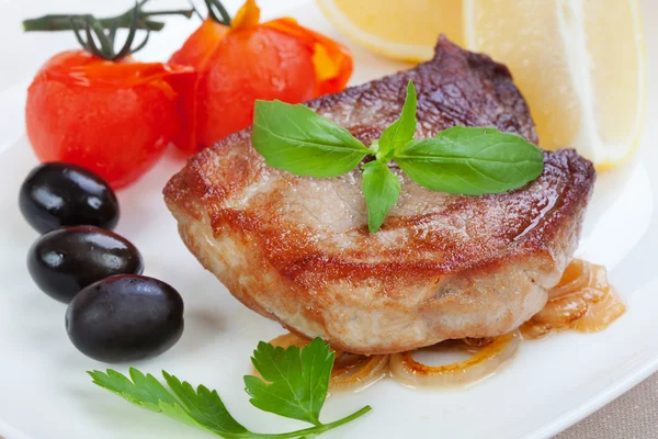 Mięso z grilla serwowane na białym talerzu — Zdjęcie stockowe
