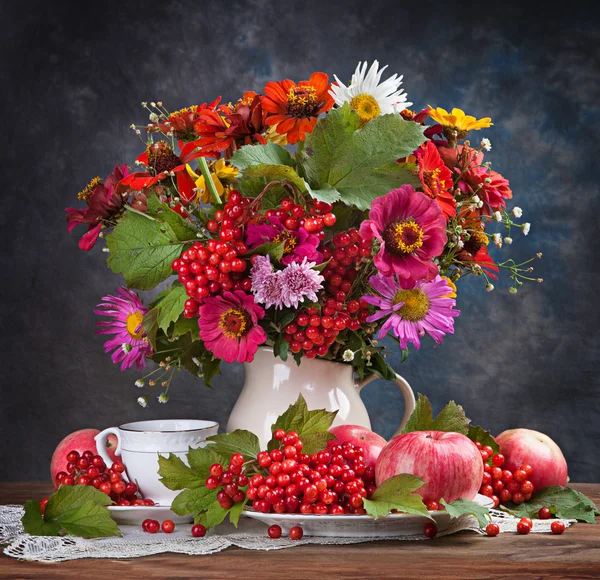 Autumn bouquet flower and tea — Stock Photo, Image