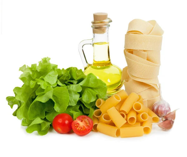 Nudeln mit Tomaten, Olivenöl und Basilikum — Stockfoto