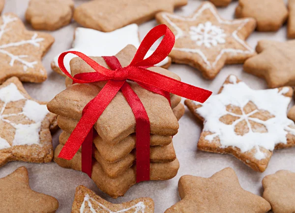 Рождественское украшение. Печенье, красная лента и лук — стоковое фото