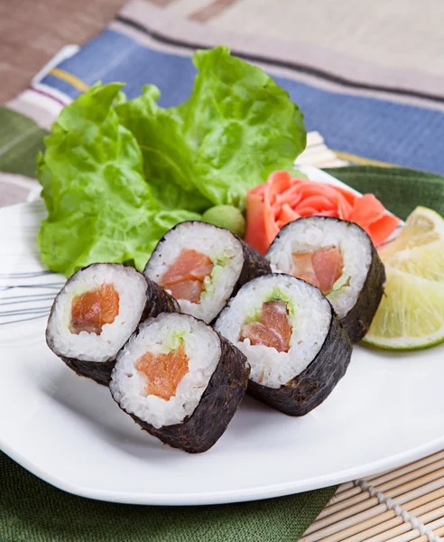 Lachs- und Kaviarrollen und Salat auf einem Teller — Stockfoto