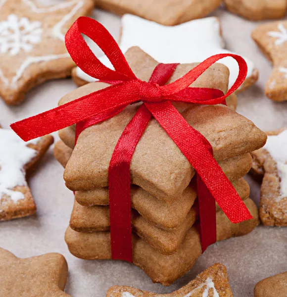 Addobbi natalizi. Biscotti, nastro rosso e fiocco — Foto Stock